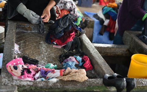 Surtido. A la hora de lavar, todo entra en la piedra. Desde camisetas, blusas, pijamas, medias, hasta excentricidades como zapatos de cuero de tacón, disfraces y mascarillas quirúrgicas son consideradas.