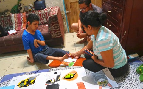 Óscar Maury y Silvia Cazar, padres de Jeremías, vigilan de cerca el trabajo del adolescente y lo apoyan a que siga adelante y cumpla sus metas.