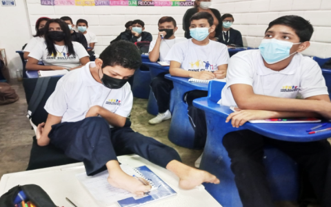 Siempre ha sido el mejor de su clase. Sus compañeros lo respetan y admiran por el esfuerzo que hace por superarse.