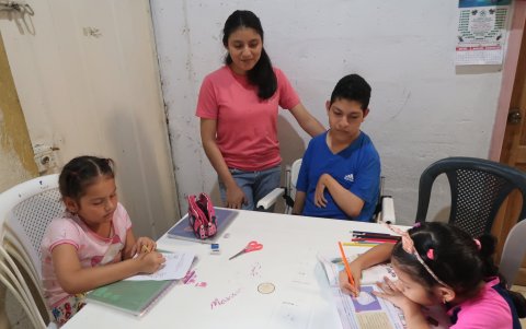 Jeremías, junto a sus hermanas  y primas. Ellos tienen una bonita relación.