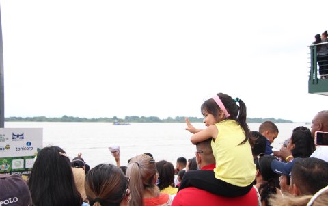 El público disfrutó y aplaudió el paso de las alegorías sobre el río Guayas.