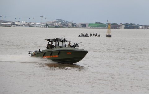 Las embarcaciones de la Infantería de Marina realizaron una demostración de su trabajo.
