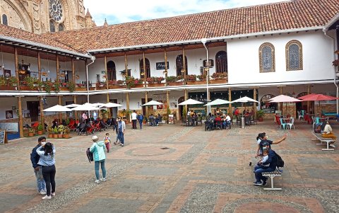 Las zonas turísticas de la capital azuaya recibieron a visitantes de Guayaquil.