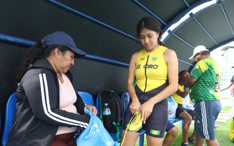 Jessenia López (i) llegó desde Machala para apoyar a su hija, Kristel 
Ramón.