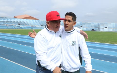 Anthony Joel López (d) viajó desde Esmeraldas, junto a su padre, Wilmer López.
