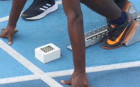 Los atletas usan un semáforo que marca el inicio de la competencia.