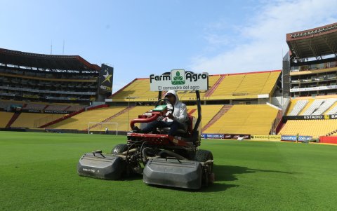La cancha del Monumental durante los trabajos.