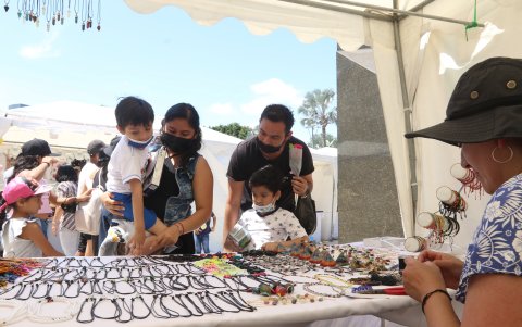 Artículos artesanales a precios económicos se expenden en la feria del malecón.