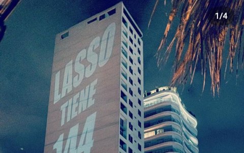 Quito. En la avenida González Suárez se proyectó un mensaje por parte del grupo Pensemos Colectivamente, que en 2020 ya hizo proyecciones en la sede de la Conaie y pintó su mural.