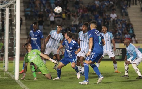Gonzalo Valle, meta del City, en una de las acertadas intervenciones ante Emelec