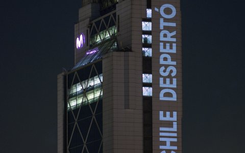 Chile. En octubre de 2019, cerca de la plaza Italia, el punto neurálgico de las manifestaciones contra el gobierno de Piñera, se difundió ese mensaje del colectivo Delight Lab.