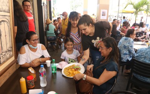 Cada año durante la celebración del festival, los restaurantes reciben la visita de cientos de personas.