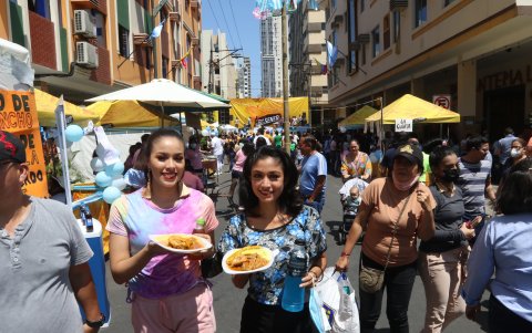 Los asistentes pudieron deleitarse con la variedad de platos típicos que se ofrecieron en los stands levantados en la zona.