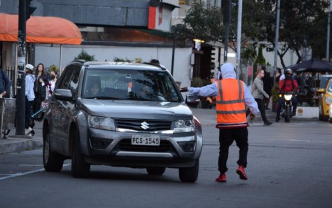 Pendientes. Ni bien sale el dueño del vehículo, ellos se aproximan a cobrar lo ‘suyo’.