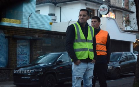 Equipados. En la avenida Isabel la Católica y Madrid usan tiques con el precio marcado y los entregan a usuarios.