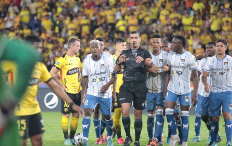 El árbitro Roddy Zambrano es rodeado por los jugadores durante una de las jugadas de VAR