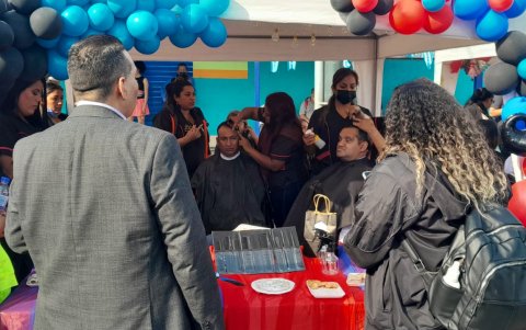 También se realizó cortes de cabello a los vecinos del barrio.