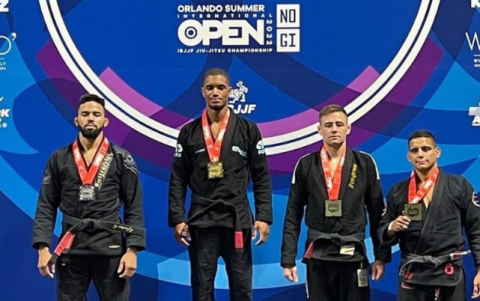 Cristhian Cevallos (Derecha) consiguió bronce en la categoría cinturón negro adulto peso leve.