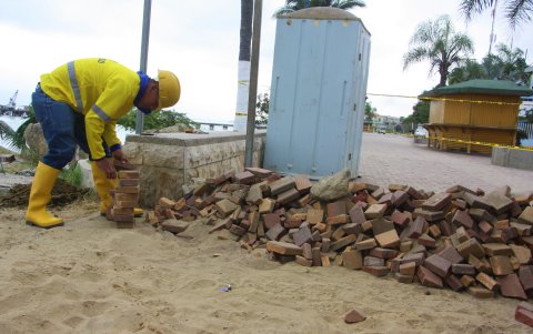 Adoquines. Los que están rotos o sueltos serán reemplazados por unos nuevos a lo largo de todo el  Malecón.