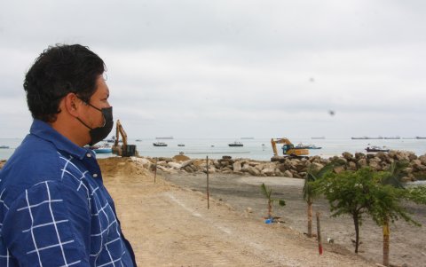 La escollera. Ha empezado a ser reforzado y a la vez, en ella se está habilitando una especie de ruta y muelle que permitirá a los visitantes recorrerlo de forma segura. En él habrá además plantas.