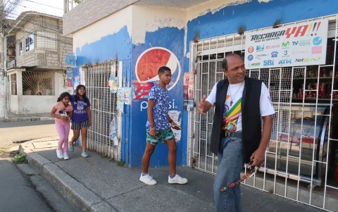 De recorrido. El padre Simón dice que en la Trinitaria se siente seguro. Desde el inicio su herramienta para ir de un lado a otro fue una sonrisa.