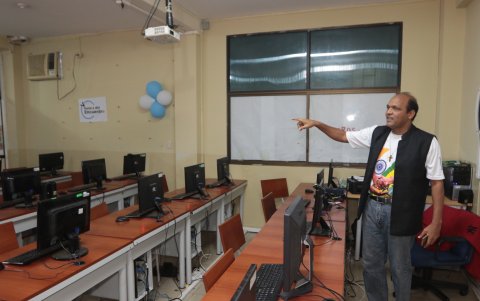 Educación. Uno de los salones de Informática implementados en el complejo educativo de la isla Trinitaria.