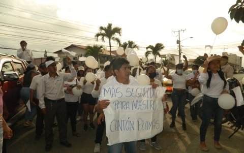 Los manifestantes acudieron con carteles hasta la Fiscalía.