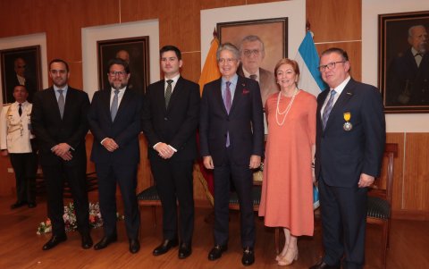 El homenajeado (a la derecha) junto a Juan Carlos Holguín, Gabriel Martínez, Carlos Alfonso Martínez, Guillermo Lasso y Rina Bruno de Martínez.