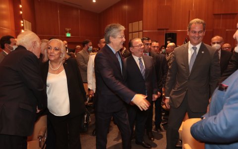 El presidente Lasso y Galo Martínez conversando amenamente con Angelo  Caputi. Aparece también Mercedes Guevara.