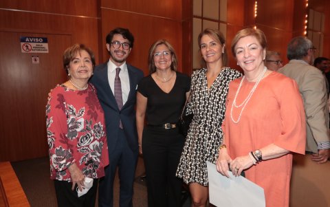 María Pía Bruno, José Francisco Acosta, Pía Zavala de Solórzano, Priscilla Zavala de Intriago y Rina Bruno de Martínez.