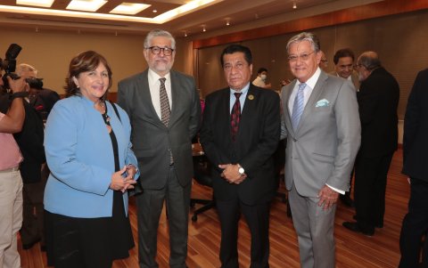 Lourdes Luque, Roberto López, Lorenzo Calvas y Álex Jaramillo.