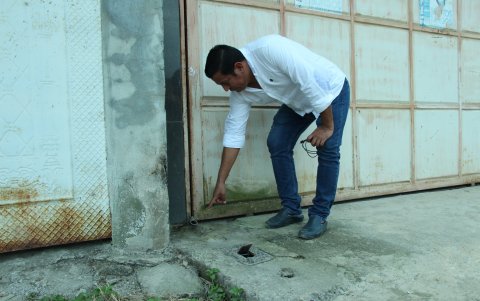 Un habitante de Durán muestra la instalación de medidores de agua que la anterior administración colocó, pero sin conexión a las casas.