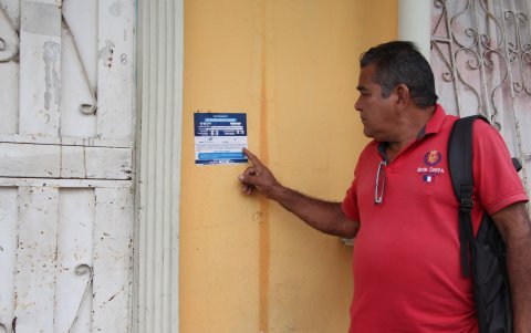 Alfredo Carrasco muestra las multas que están colocando en algunas viviendas de diferentes sectores por agua.
