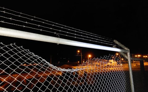 Daños. Una parte de las mallas que rodean el centro carcelario fue forzada por desconocidos.