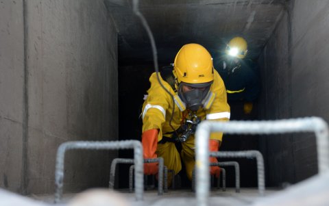 El grupo de siete ‘topos’ de Quito inspeccionará el colector de aguas servidas de la calle Nazareth, en el norte.
