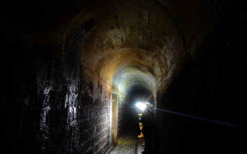 Una caída puede ser mortal. Pero eso no es todo, ellos también corren el riesgo de contraer infecciones por el ambiente contaminado en el que trabajan.