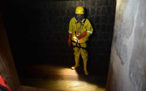 Es necesario colocarse todo el equipo de protección, debido al riesgo biológico