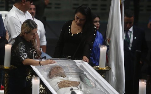 Familiares y amigos se reúnen frente al féretro del cantante colombiano Darío Gómez 