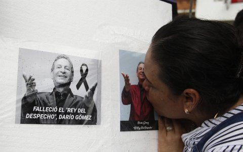 Una mujer le da un beso a una fotografía del cantante colombiano Darío Gómez, mientras permanecía su cuerpo en las instalaciones de Medicina Legal, el 27 de julio.