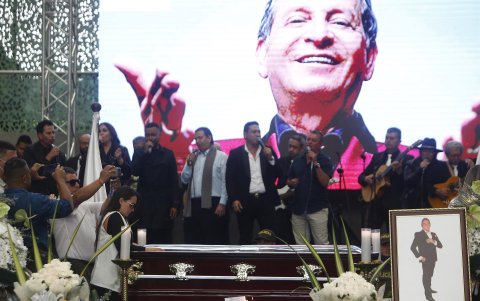 Varios cantantes de música popular cantan frente al féretro del cantante colombiano Darío Gómez 