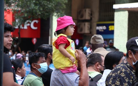 Antes de comenzar todo el trayecto de la caravana, para las 14:40 ya se podía ver a los ciudadanos, quienes esperaban sentados en las veredas, ansiosos por el evento.