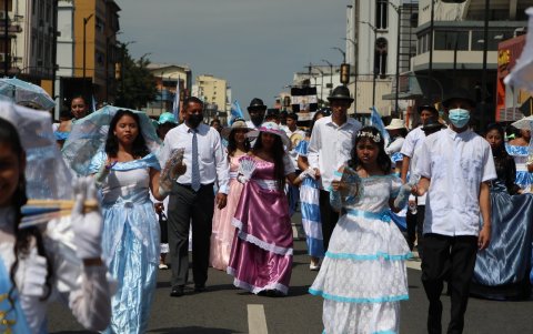 Los vehículos y bailarines recorrieron toda la avenida Malecón.