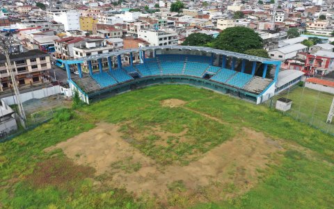 Por muchos años la imagen del emblemático escenario deportivo fue esta: lleno de maleza, grandes espacios de tierra y graderíos desolados y sin pintar.