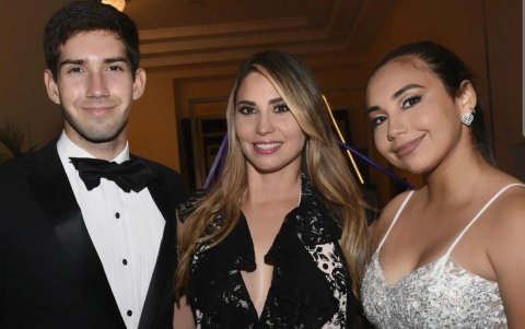 La Vivi con sus hijos.