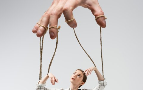 A veces la atención, afecto y detalles amorosos pueden ser solo una táctica manipuladora