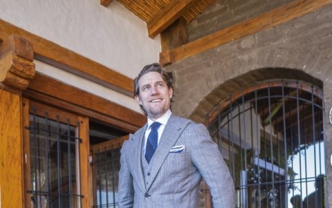 Doce años le tomó formarse como sastre, ahora tiene su propio equipo de trabajo y su taller en Arroyo, en la Recoleta (Buenos Aires, Argentina).