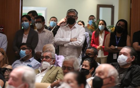 Colaboradores de Granasa y amigos de don Galo escuchan con atención cada una de las intervenciones.