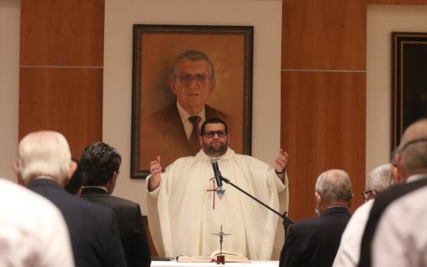 El sacerdote Carlos Mena durante la ceremonia religiosa.