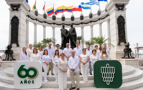 Foto: (adelante izq. a der.) Econ. María Eugenia Navarrete, Presidente Ejecutiva Banco de Machala, Ing. Ángel Jijón, Miembro del Directorio. (atrás) Funcionarios de Banco de Machala.