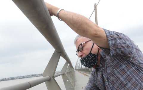 Las personas pasan por el sitio con miedo a caer